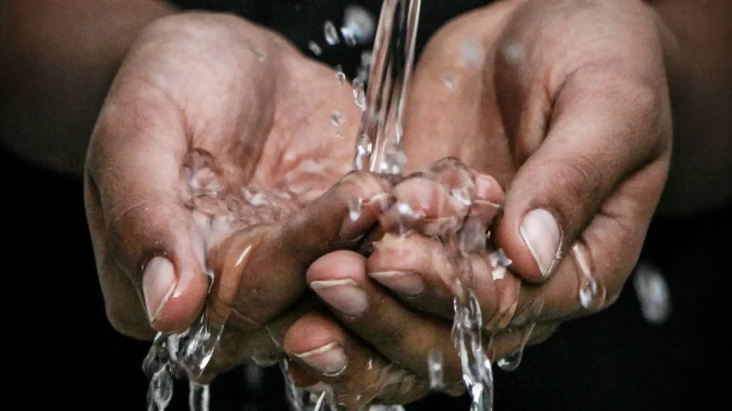 Assediati dalla sete: quando l’acqua diventa un bersaglio